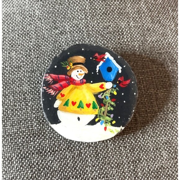 Vintage Hand Painted Snowman & Birdhouse Round Wooden Pin Brooch 1.5" Christmas - Picture 4 of 4